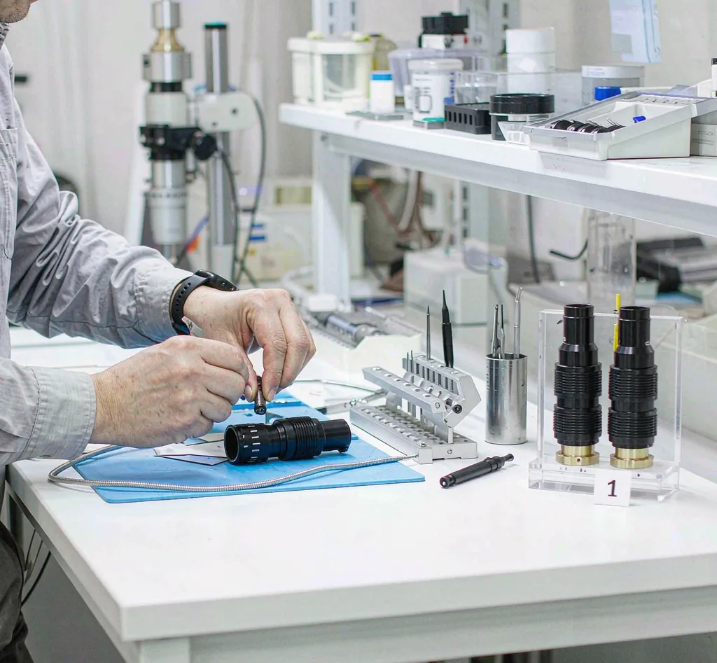 Clean assembly bench for optical modules
